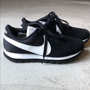Nike Women’s Pre Love O.X. Black Suede